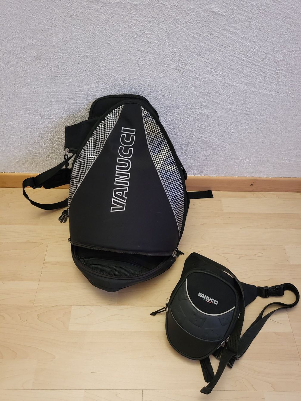 Vanucci Sacs à dos: Rucksack VANUCCI schwarz + Bauchtasche – D'occasion à Pfäffikon ZH par telve 4