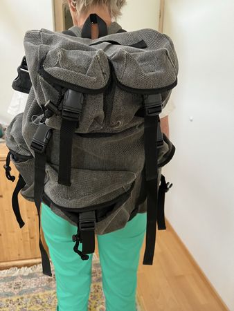 Robuster grauer Rucksack, perfekt für Herbstwanderungen!