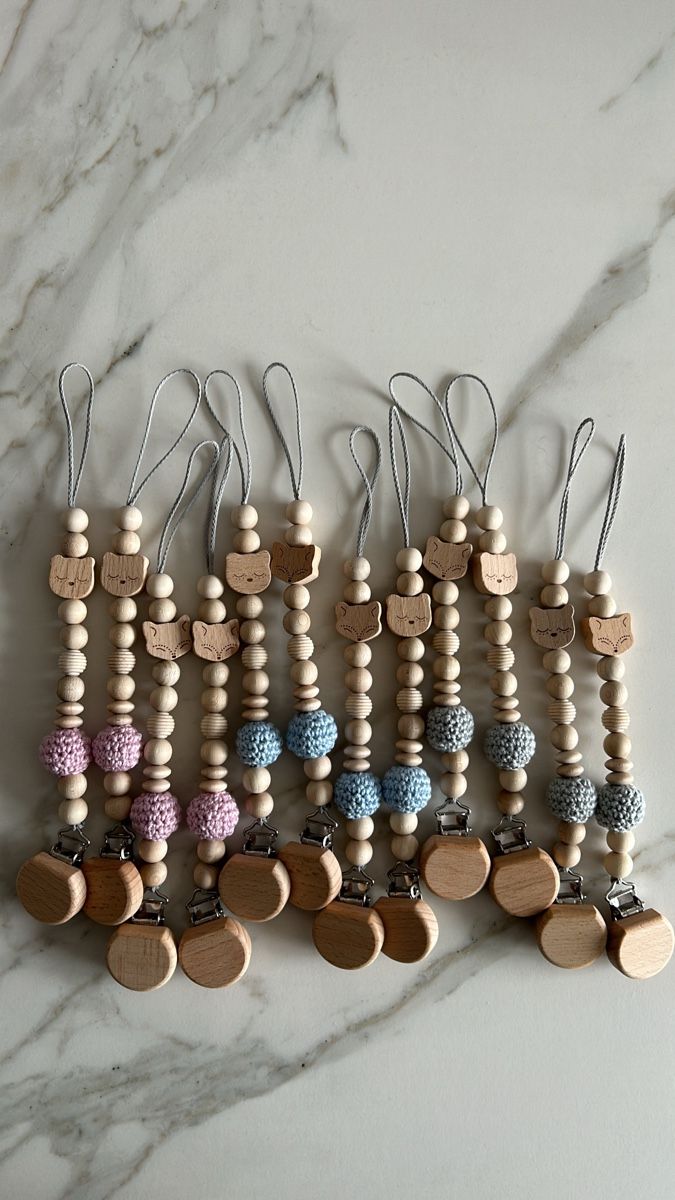 Succhiotti & catenelle porta ciuccio: Nuggikette / Schnullerkette aus Holz in rosa, blau oder grau – Nuovo e nell'imballaggio originale da Münsingen venduto da Yalaa 1