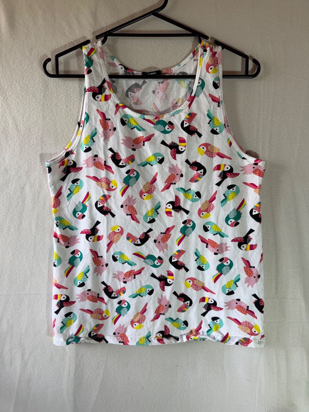 Top: Top mit bunten Papageien Gr. M – Usato da Grosswangen venduto da SALE_SALE_SALE