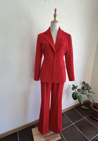 Schicker roter Vintage Damenanzug mit ausgestellten Beinen S