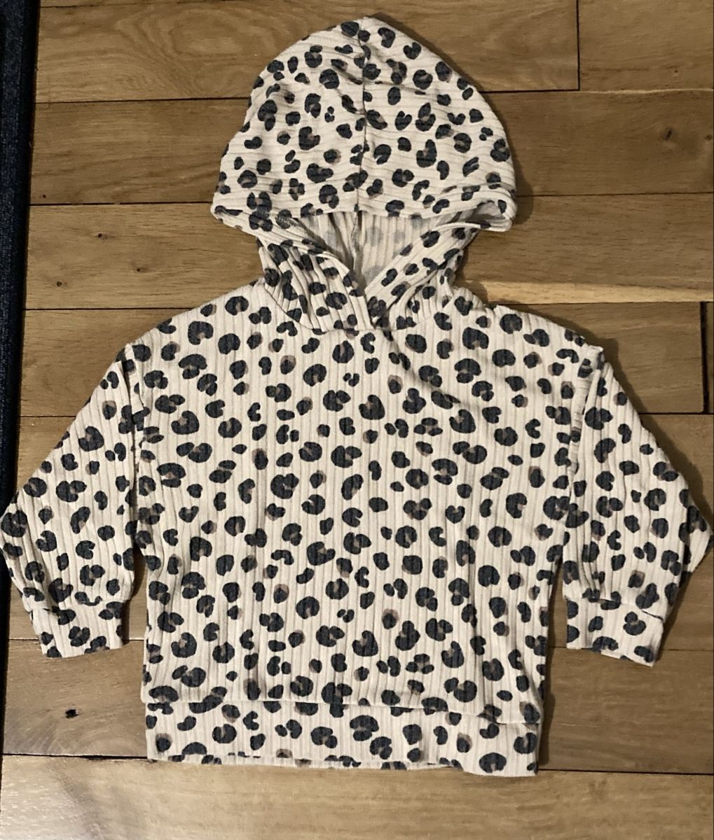 H&M Pulls et sweat-shirts: Pulli mit Leopardenmuster Gr. 104 – D'occasion à Zürich par Ekka