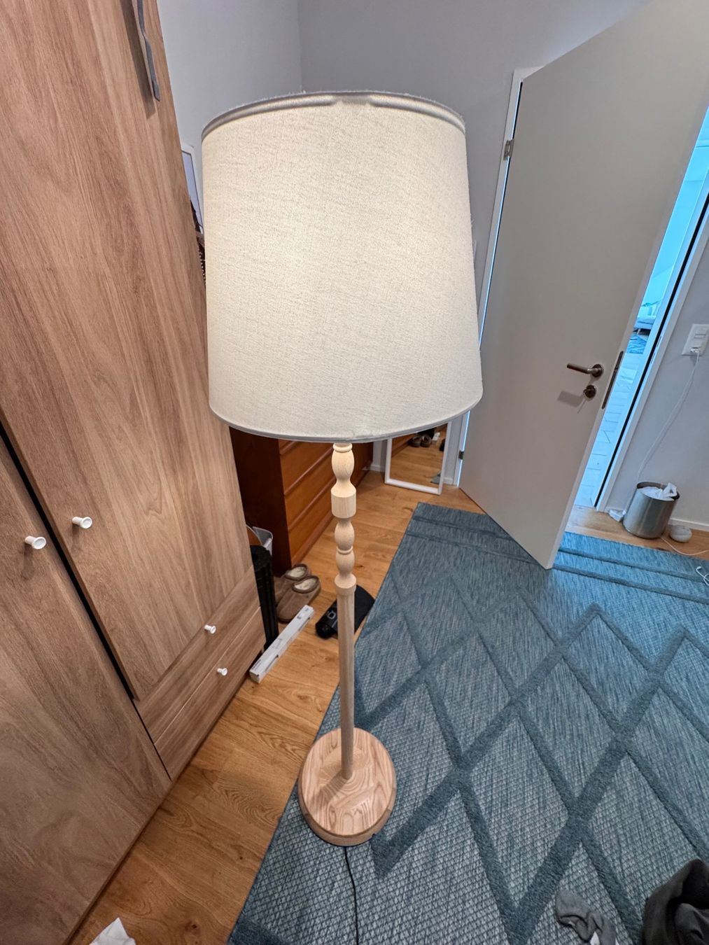 Ikea Lampade: Moderne IKEA Stehlampe aus Holz mit Stoffschirm – Usato da Horgen venduto da alj_l7yt