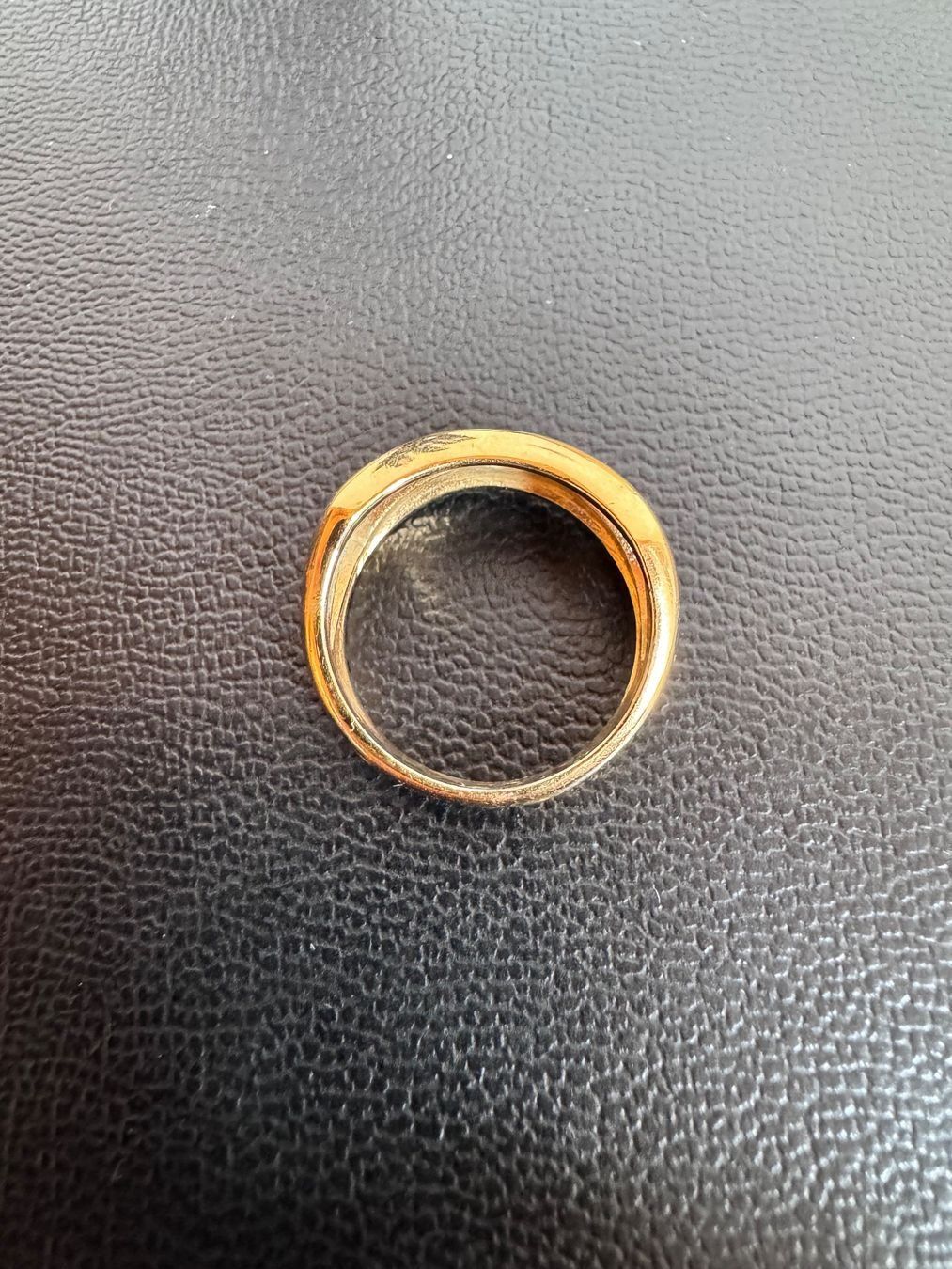 Anelli: Wunderschöner vergoldeter Ring mit einem Stein. – Usato da Bern venduto da Yunkom 2