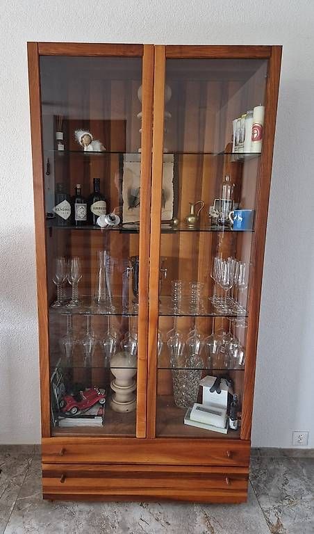 Vetrine: Moderne Nussbaum Vitrine – Usato da St. Gallen venduto da Rene123 4