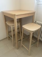 Hochtisch mit zwei Stühlen (75x75x105cm)