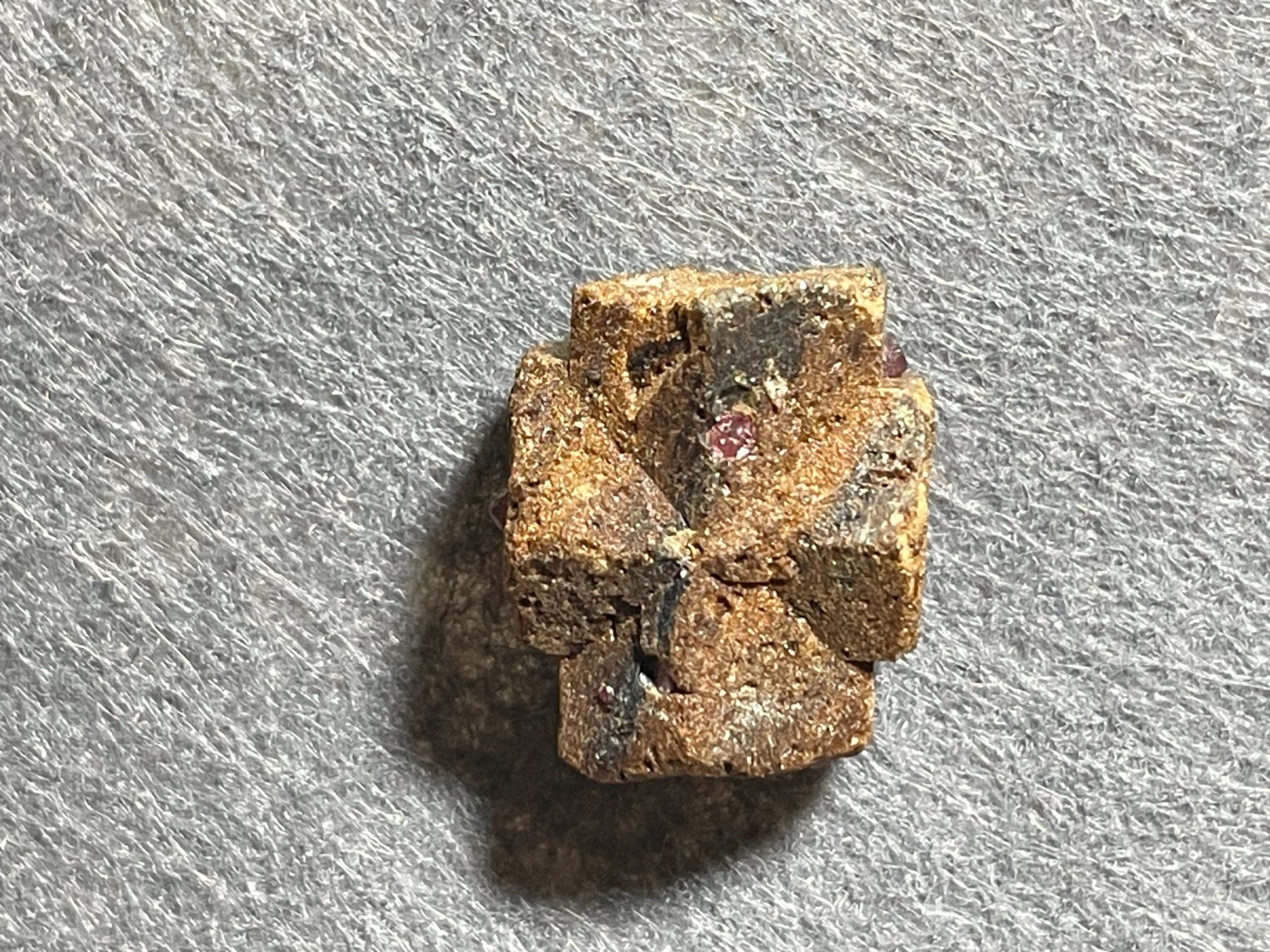 Minerali & Pietre curative: Staurolite et grenats – Nuovo (secondo la descrizione) da Cernier venduto da Tashi_Delek