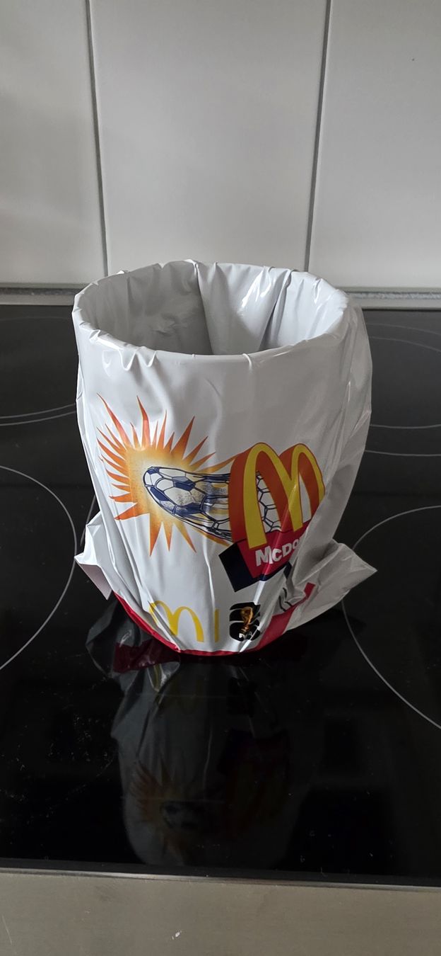 Sammelbilder & Trading cards: McDonalds Shaqiri Becher ungeöffnet – Neu und originalverpackt aus Suhr von Design_by_Debi