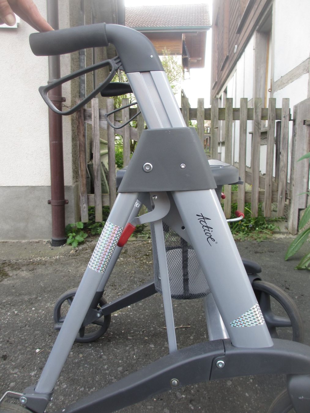Aides à la marche: Rollator Active – D'occasion à Schwarzhäusern par Lukillena 2
