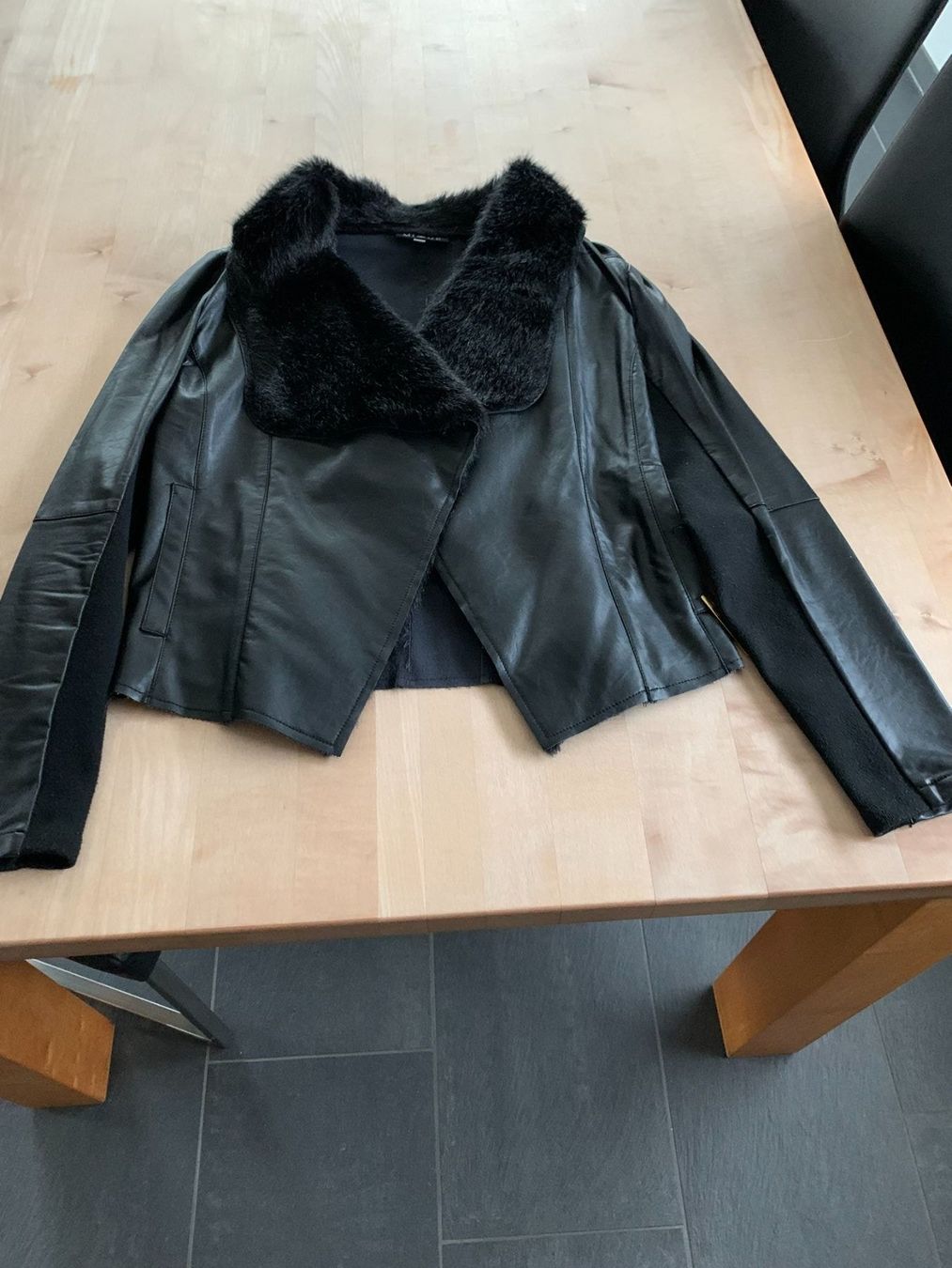 Giacche: Damen-Kunstlederjacke schwarz Gr.L – Nuovo (secondo la descrizione) da Azmoos venduto da Verwir64