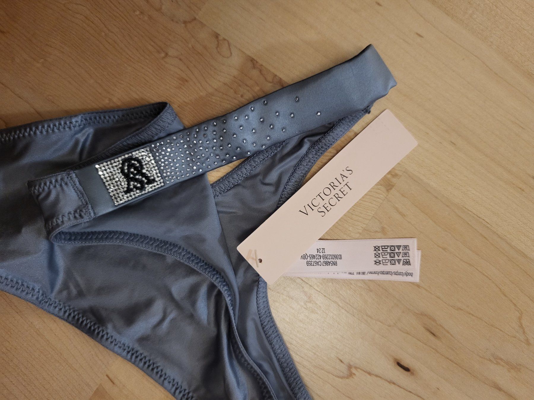 Victoria's Secret Altra biancheria intima: Victoria's Secret String Satin VS Strasssteine Gr. M Grau – Nuovo e nell'imballaggio originale da Nänikon venduto da Skin-Beauty 3