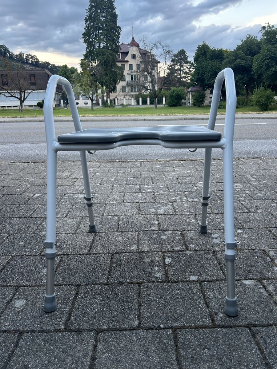 Hocker: Neuwertiger Mobilex Duschhocker mit grauem PU Sitz – Gebraucht aus Thal von Roag111 1