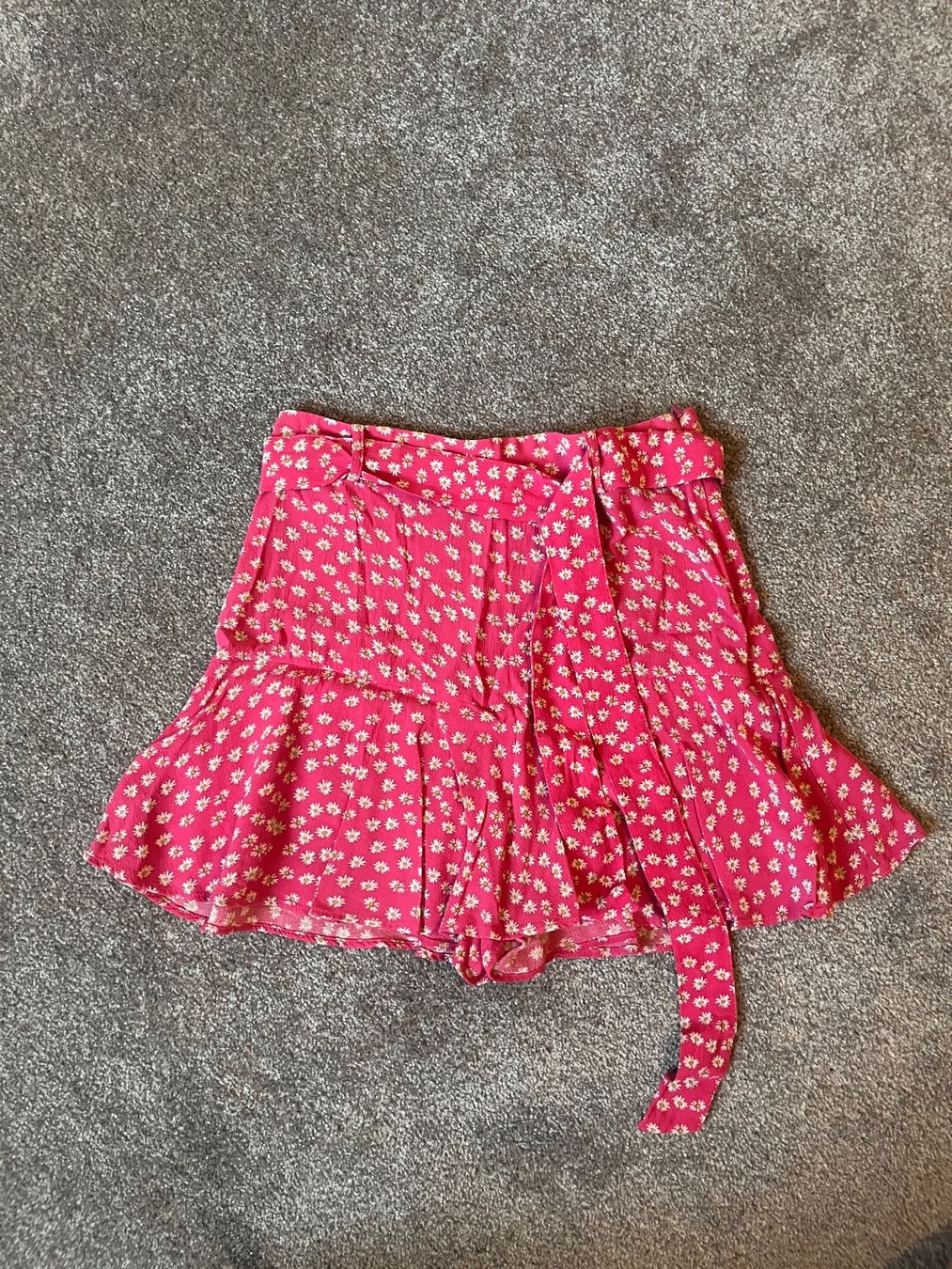 Zara Pantaloni: Zara Shorts Skort Gr. S pink Blumenmuster – Usato da Kriessern venduto da loolah
