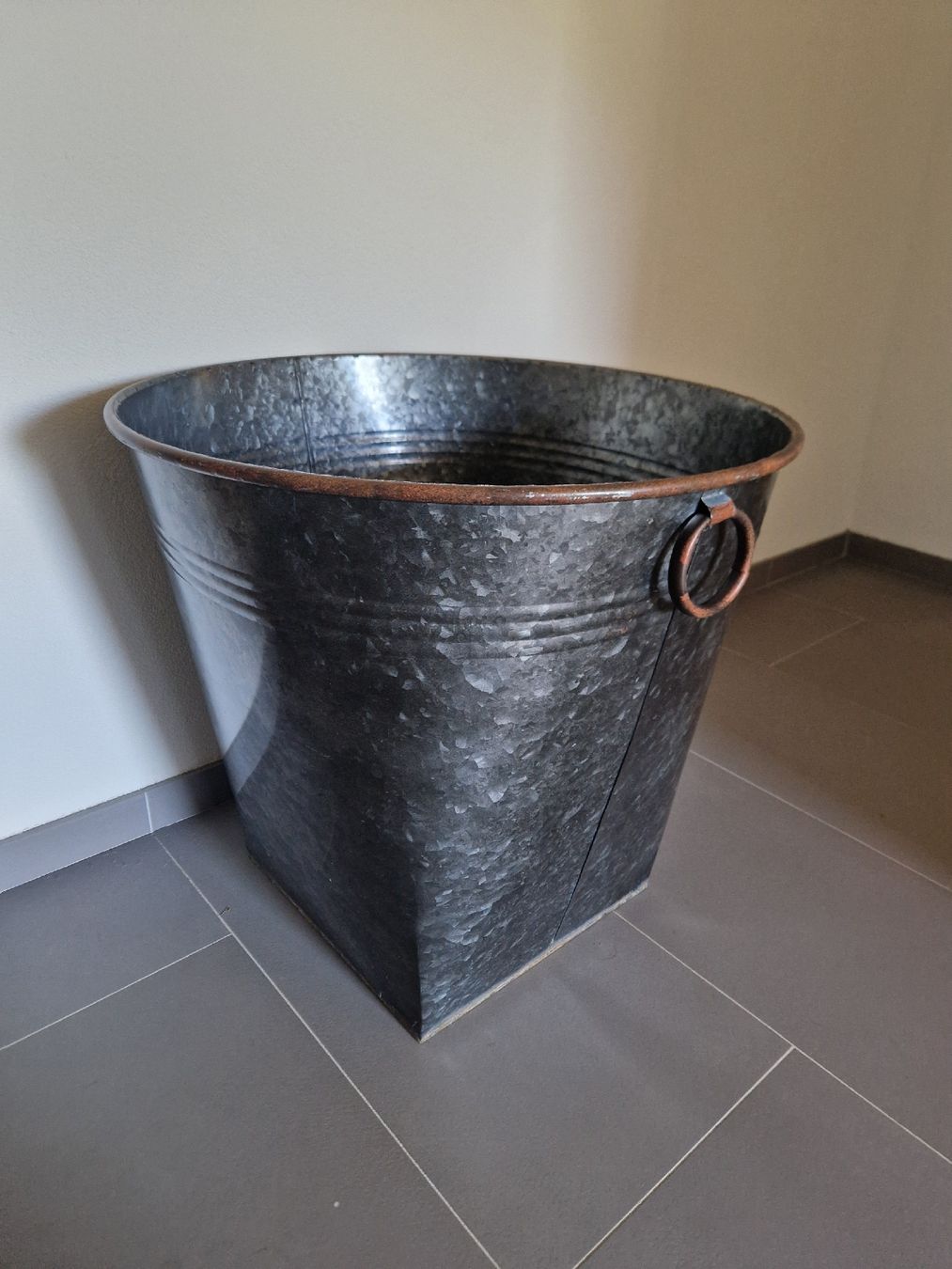 Vasi per fiori: Metall Behälter grau mit Griff gut erhalten – Usato da KEHRSATZ venduto da Marina32