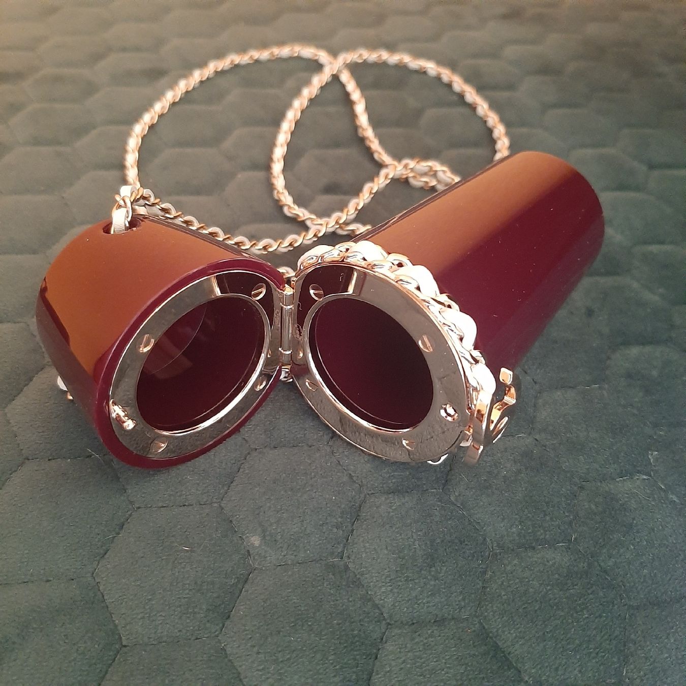 Chanel Catenine: Rare collier de défilé Lipstick Chanel – Nuovo (secondo la descrizione) da Chêne-Bourg venduto da chsandra34 2
