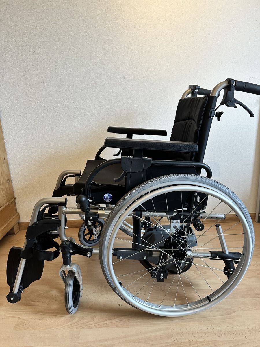 Rollstühle: Rollstuhl – Neu (gemäss Beschreibung) aus Zürich von bini2012