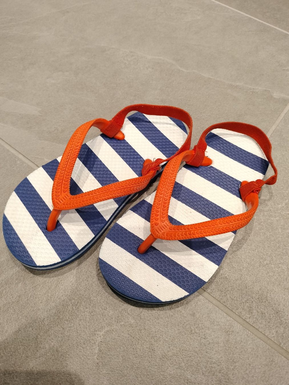 Scarpe per ragazzi: Kinder-Badelatschen Grösse 12-13 / Sohlenlänge 17cm – Usato da Neftenbach venduto da TheKringel