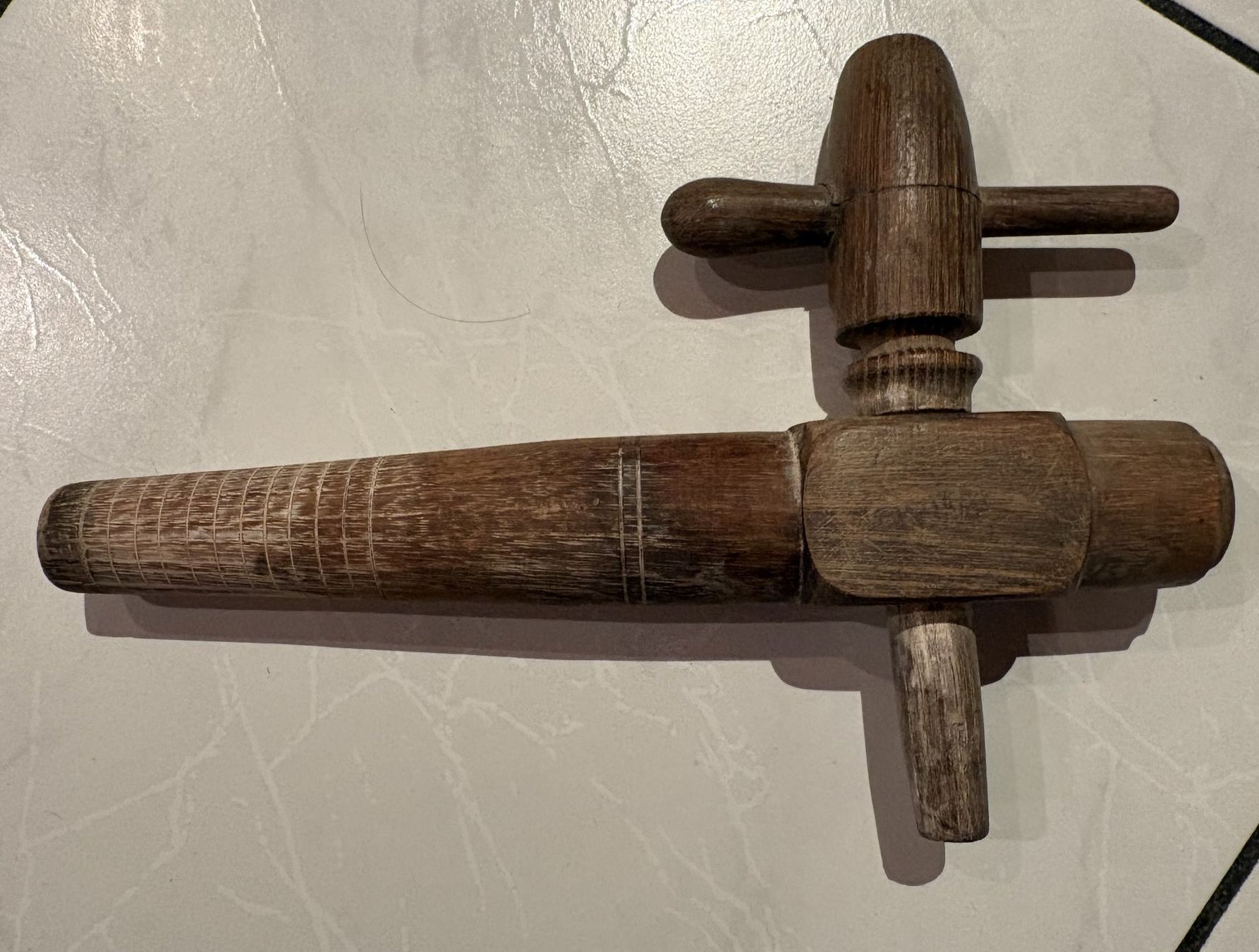 Alle Dekorationen: Zapfhahn aus Holz, Vintage – Gebraucht aus Neukirch-Egnach von Phion