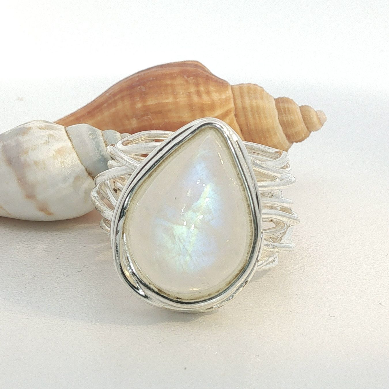 Olga Ribler Anelli: Statement Ornament Ring mit Regenbogen-Mondstein Gr 59 – Nuovo (secondo la descrizione) da Luzern venduto da Schmuckoutlet 1