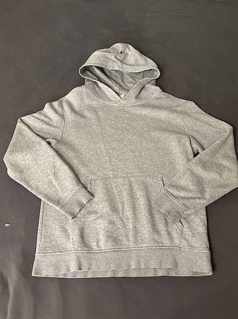 Grauer Kaputzenpullover
