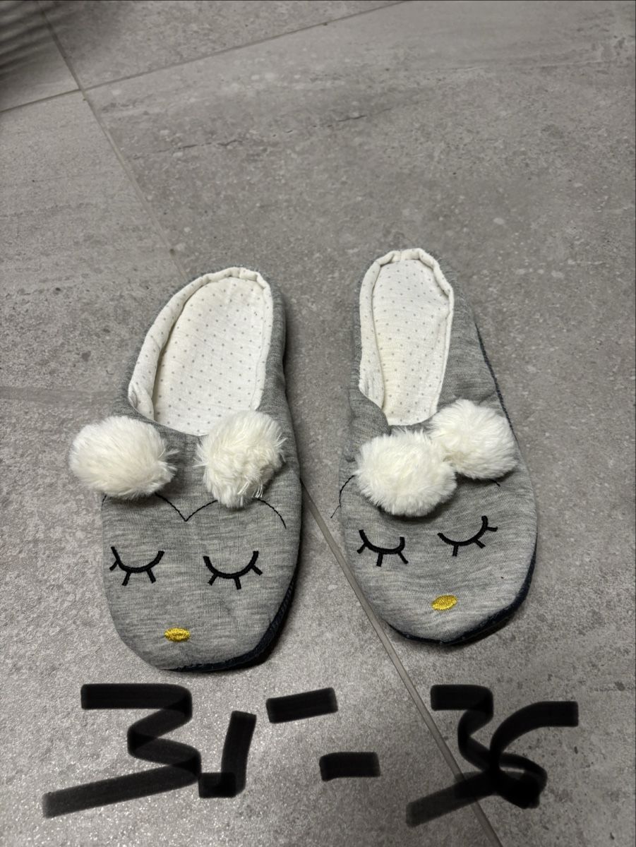 Scarpe da donna: Chaussons gris avec pompons taille 34 - 36  – Usato da Salvenach venduto da gwenwywar