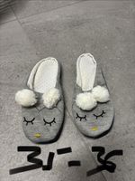 Chaussons gris avec pompons taille 34 - 36 