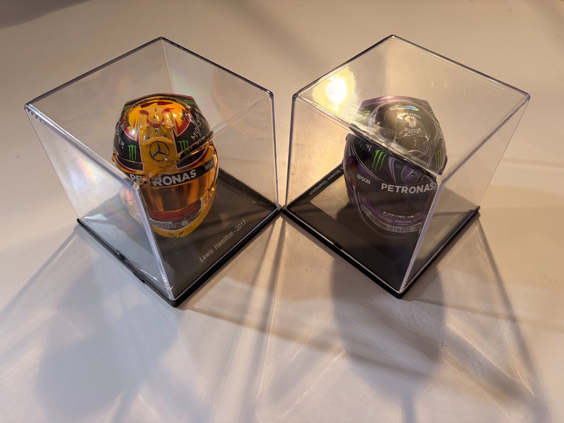 Modellbausätze & Standmodelle: Lewis Hamilton 2017 & 2020 mini helmets – Gebraucht aus Muttenz von sop_v5db