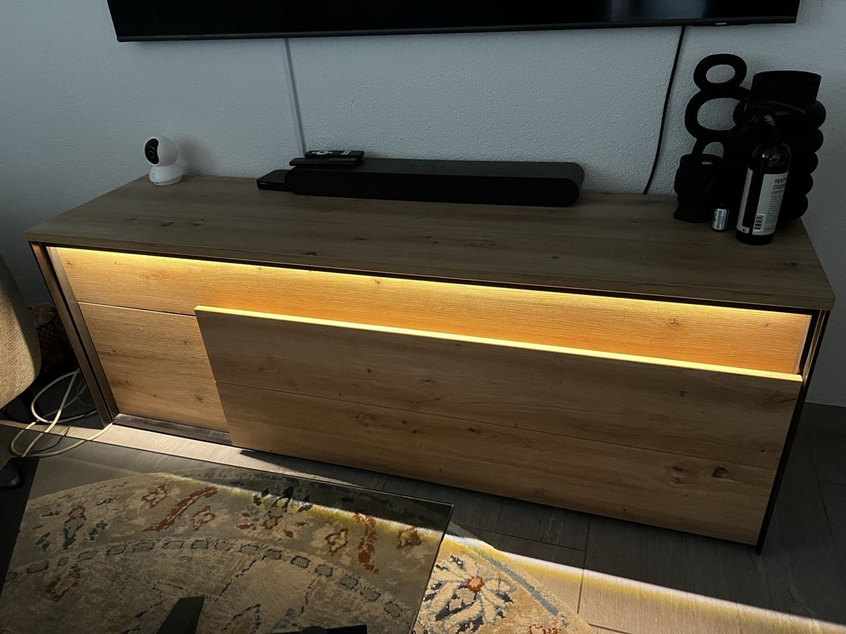 Mobili TV: Sideboard mit Beleuchtung: Modern & Chic – Usato da Dottikon venduto da eni_s6zb