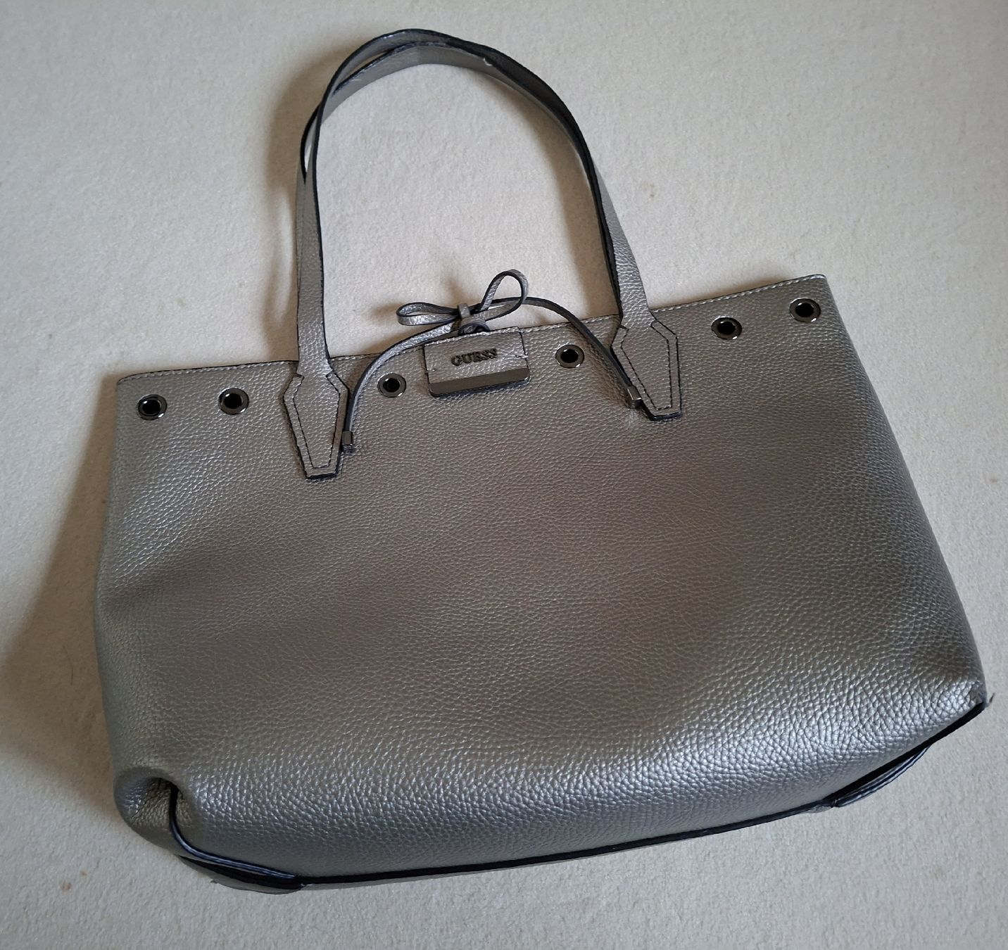 Guess Borse da donna: Guess Wende-Tasche schwarz/silber – Usato da Barzheim venduto da spitz01 6