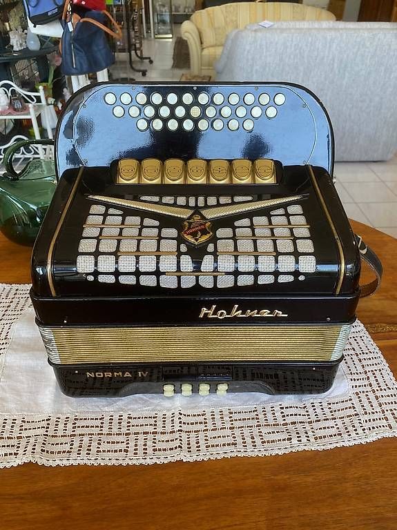 Hohner Musikinstrumente: Handorgel Hohner Norma IV – Gebraucht aus Neuhausen am Rheinfall von galleria13