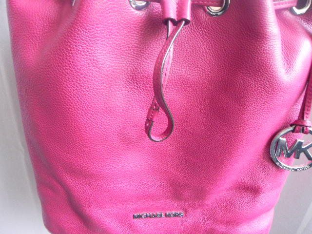 Michael Kors Borse da donna: MICHAEL KORS MK Leder Beutel Tasche magenta/silber gepflegt – Usato da Basel venduto da FRAU.ZAUBER.MOND 5