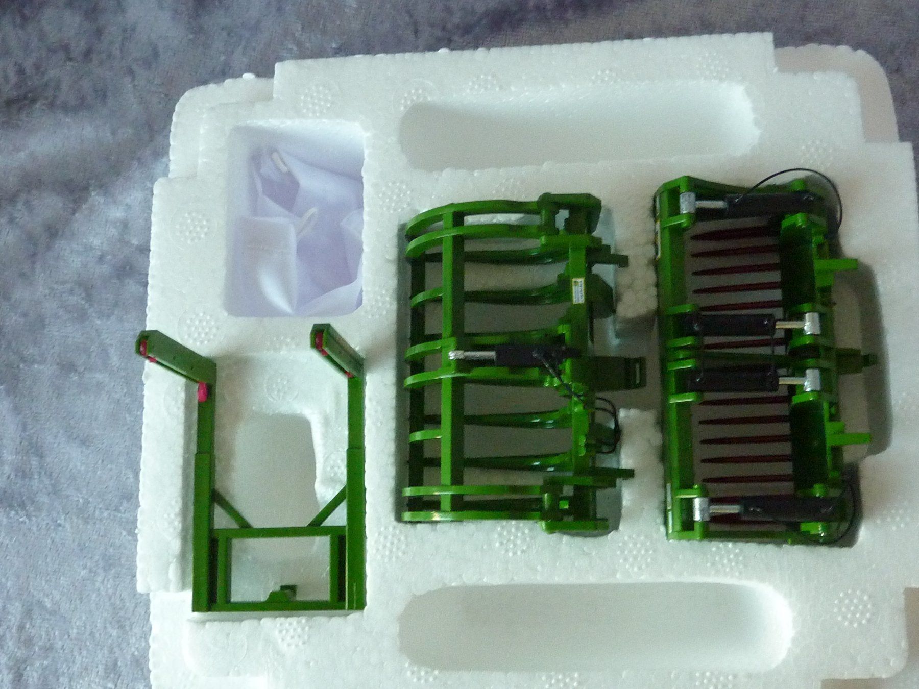 Wiking Kit di modellismo & Modellini statici: Frontlader Werkzeugset B John Deere grün 1:32 – Nuovo (secondo la descrizione) da Dürrenäsch venduto da modellautos4you 2