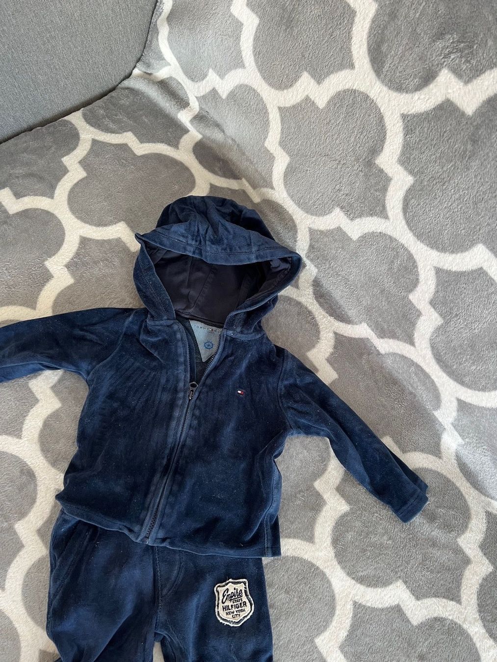 Tommy Hilfiger Lotti & Set di vestiti: TOMMY HILFIGER PLÜSCHTRAINER GR 74 – Usato da Basel venduto da theo-g77 1