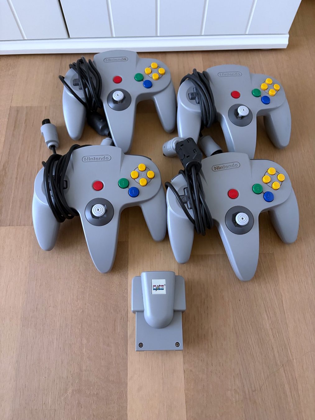 Nintendo Console: Nintendo 64 Konsole mit 4 Controller & Games im Set – Usato da Wollerau venduto da wintersnowflake 4