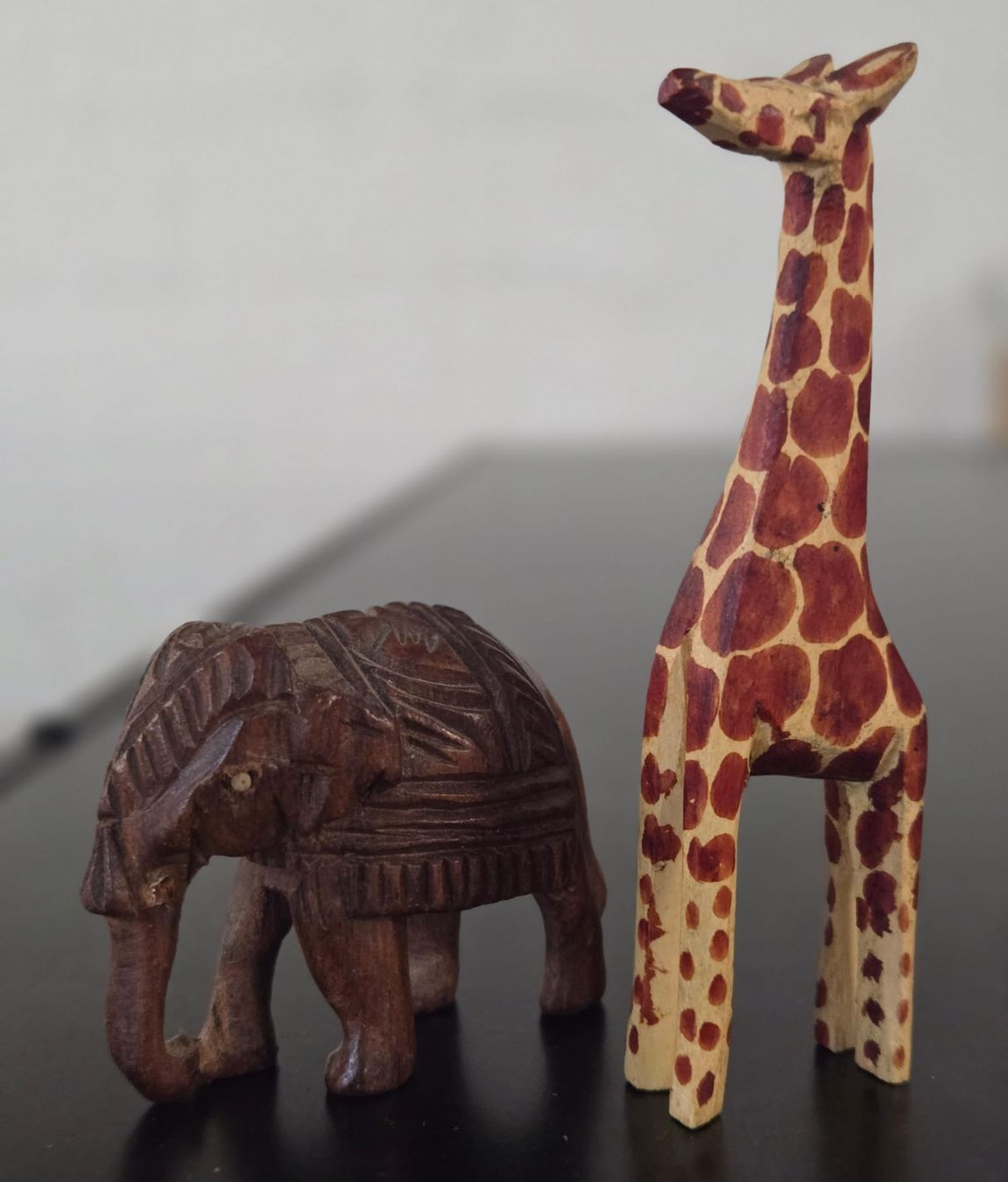 Figuren: Holz Giraffe und Elefant, Handarbeit, Deko – Gebraucht aus Rheinsulz von Dred