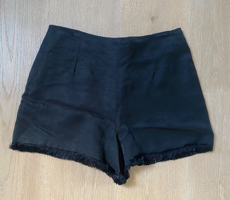 Schwarze Shorts mit Fransen, Marke Sandro, Grösse 38