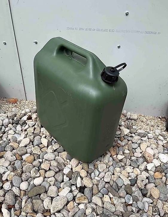 Benzinkanister: Bidon d'essence Jerry Can 20 litres – Gebraucht aus La Chaux-de-Fonds von dav_9c82