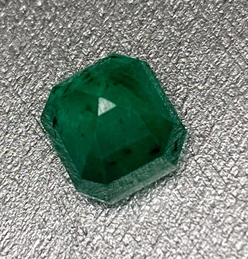 Pietre preziose: émeraude vert vif 2,64 carats – Nuovo e nell'imballaggio originale da Sornard-Nendaz venduto da JYTI90 2