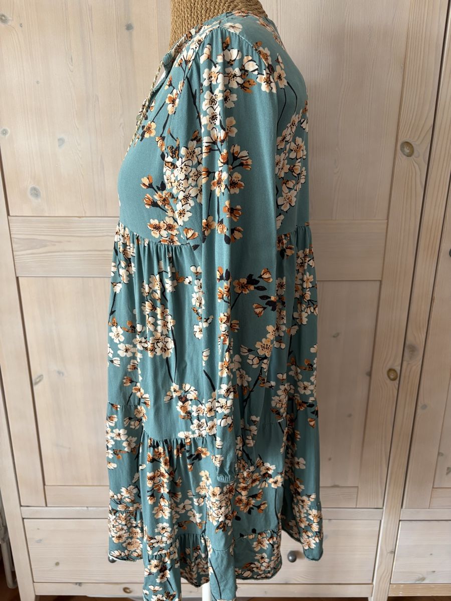 Vestiti: Kleid Gr. M/L mit Kirschenblüten – Usato da Baden venduto da jdif 2