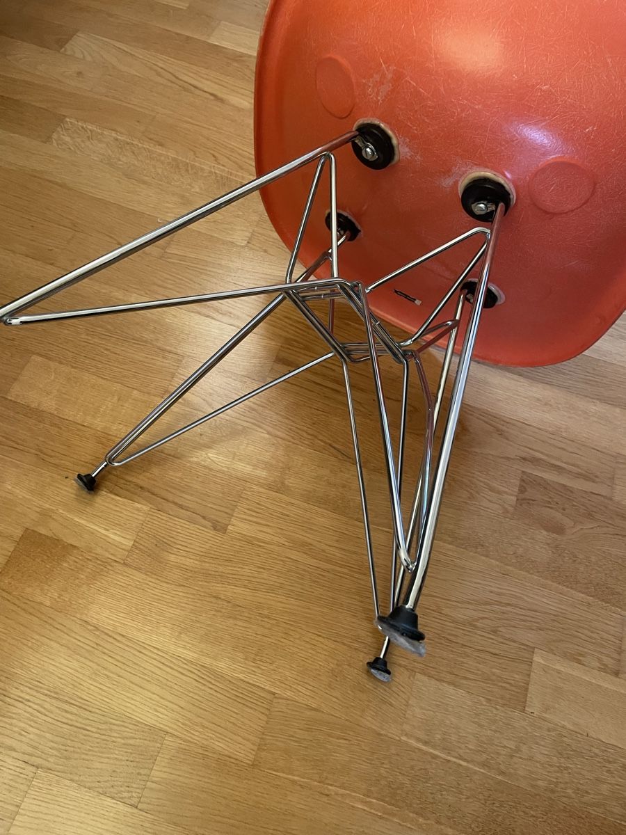 Herman Miller Chaises: Vitra Eames Fiberglass orange – D'occasion à zürich par Nanananana 2