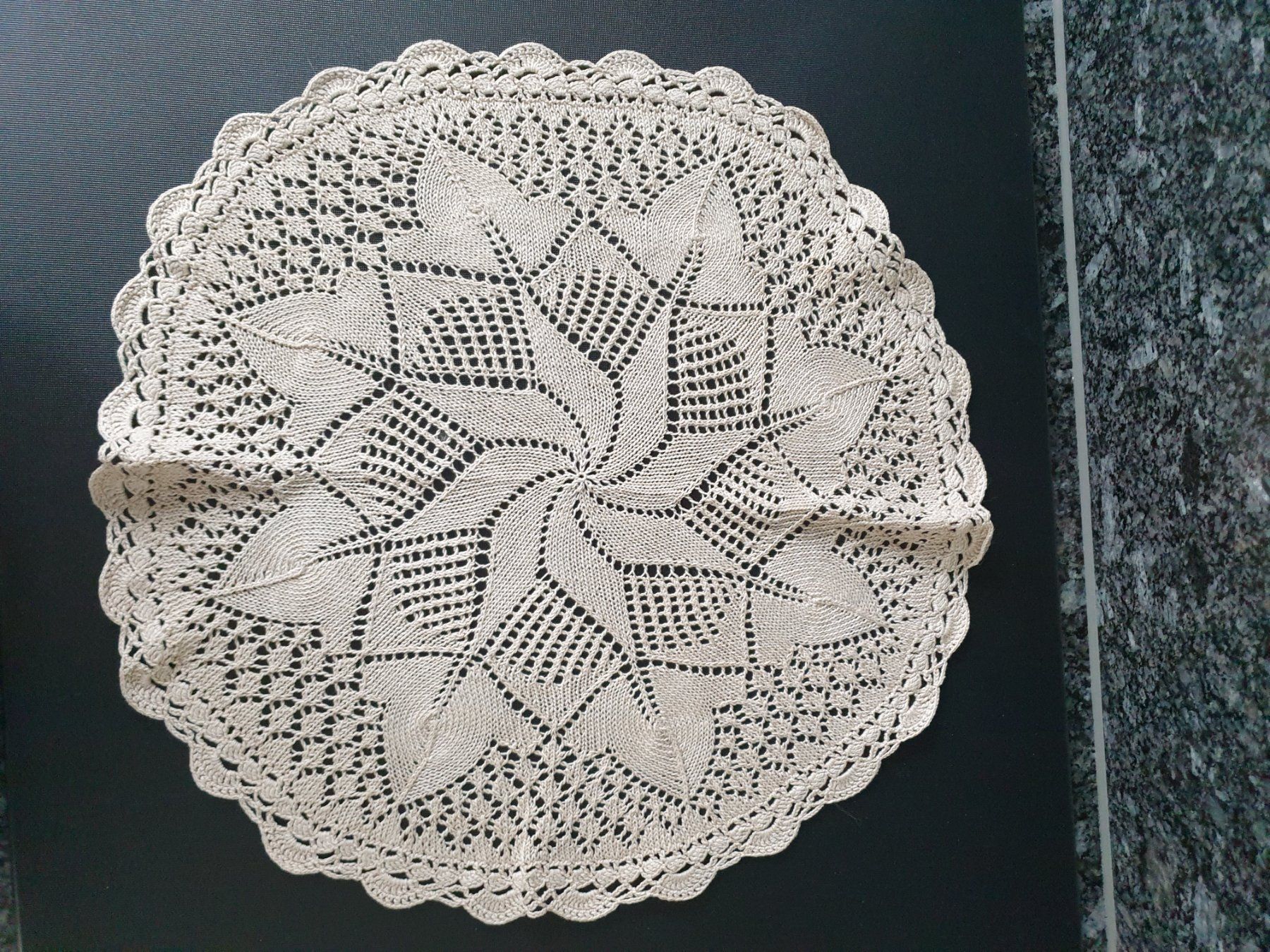 Sonstige Tischwäsche: Spitzendeckchen Tischdecke gestrickt Beige Rund 43 cm – Neu (gemäss Beschreibung) aus Gossau ZH von LeoniesDeko 3