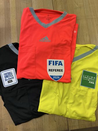3 Adidas Schiedsrichter Trikots Grösse M neu