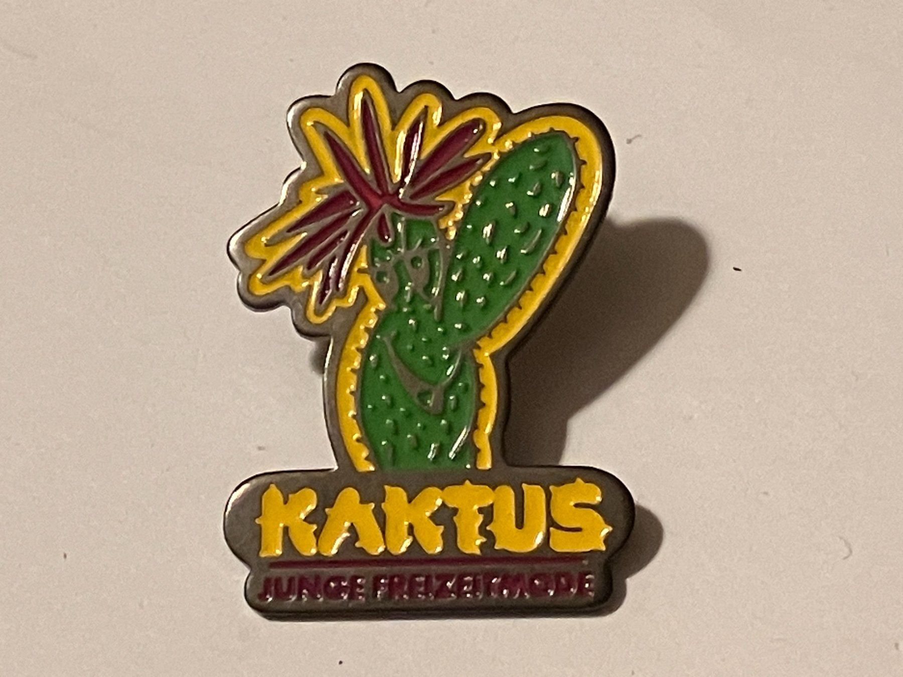Plaquettes & Badges: 1 Pin Kaktus junge Freizeitmode – D'occasion à Basel par djwwpp