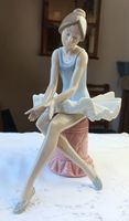 Nao Lladro Porzellan Figur Sitzende Ballerina  neuwertig