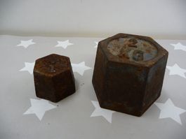 2 alte Gewichte Gewichtsteine Waage rostig