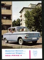 NSU-Prinz 4 vor einem Wohngebäude, Auto