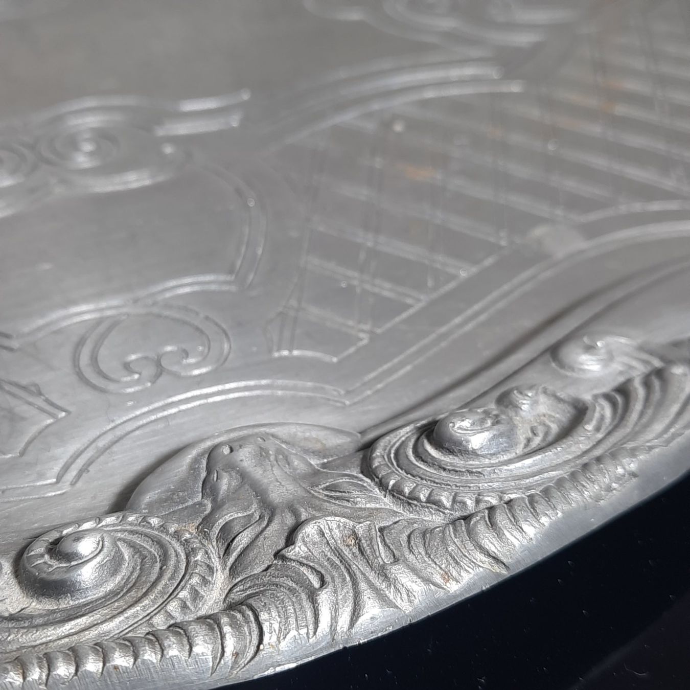 Piatti di portata: Zinn Sevierplatte mit bezauberndem Design – Usato da Unterägeri venduto da Altgoldschmuck 3