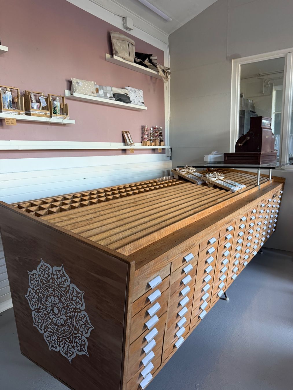 Ladenausstattungen & Messebau: Theke / Apothekerschrank – Gebraucht aus Jeuss von Karuschka