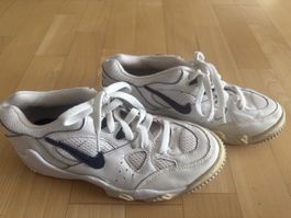 Nike Gr. 38.5 weiss Turnschuhe Sport