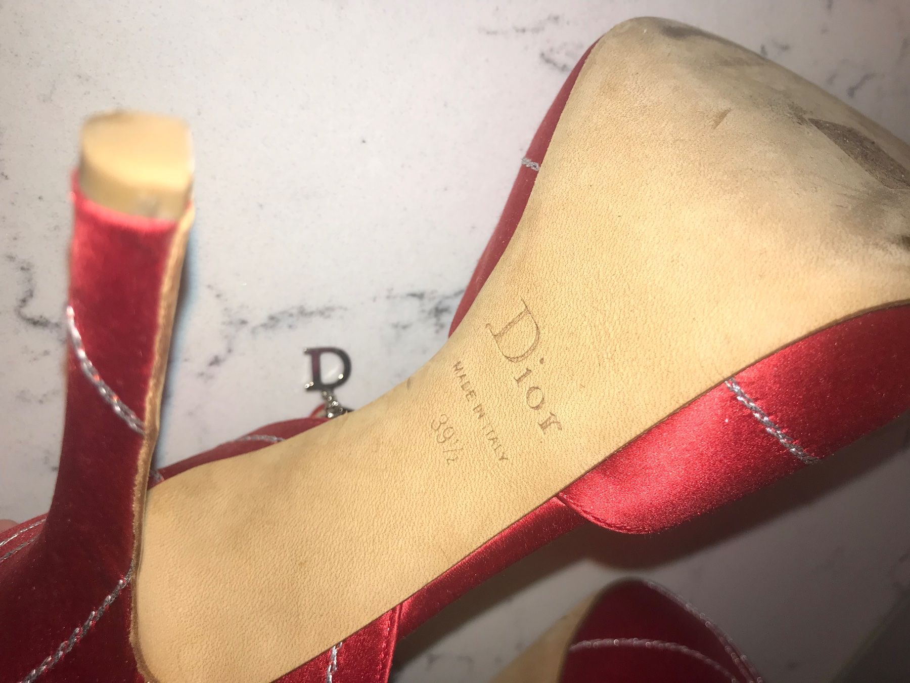 Dior Damenschuhe: Christian Dior red satin evening sandals – Gebraucht aus Biel/Bienne von zit_v5yc 7